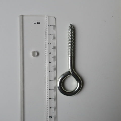 Le crochet qui convient pour la fixation du ZEBUL’HAMAC au plafond ou sur une poutre est celui-ci : la boucle doit être fermée, ce qui évite tout risque de sortie de la corde en cas de fort balancement ; la longueur du pas de vis (partie à visser) est de 3cm ; le diamètre de la vis est de 5mm. Le crochet doit être vissé verticalement et pas horizontalement.