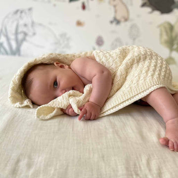 bébé enroule dans une couverture en laine, idéale pour le peau à peau, dès la naissance