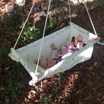 Le hamac bébé en bois Petite Planète : un nid douillet, naturel et évolutif