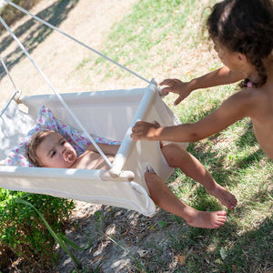 un enfant dans le lit bébé transportable petite planète