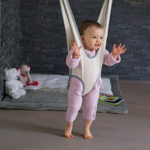 un bébé qui s'amuse dans un siège sauteur Petite Planète