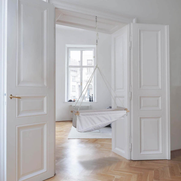 La fixation du ZEBUL’HAMAC au linteau de la porte double très intéressante : il faut utiliser le cadre en bois du linteau pour y fixer le crochet – 3 cm de pas de vis à visser dans le cadre de bois. Comme pour la fixation du crochet dans une poutre en bois, il n’y a pas besoin de cheville. Etant donné que la porte est double, le ZEBUL’HAMA C  peut parfaitement se loger dans le cadre de la porte sans empêcher le passage pour autant.