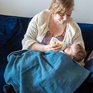 La couverture pour bébé 100% bio bleu marine de la marque Petite Planète est fabriquée avec 2 couches de double gaze de coton, ce qui fait donc 4 couches de gaze au total. Elle est donc assez épaisse, et assez grande pour couvrir un bébé de 6 mois. Dimensions : 72 cm x 80 cm. Petite Planète fabrique des produits de qualité, avec des matières haut de gamme et les fournisseurs sont en France. La couverture pour bébé 100% coton bio de la marque Petite Planète est le Must-Have des cadeaux de naissance. 