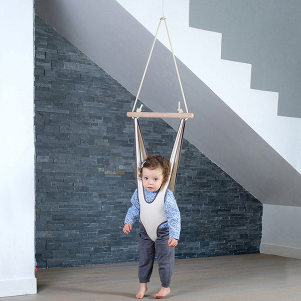 Fixer le siège sauteur pour bébé ZEBULETTE au plafond nécessite de percer le plafond, pour y fixer une cheville et un crochet avec un pas de vis de 3cm de long et de 5mm de diamètre est suffisant ; donc ce n’est pas un gros crochet. Pour les faux-plafonds il existe des vis spéciales. Pour les plafonds en brique creuse il existe des résines adaptées. (Se faire conseiller par un professionnel)