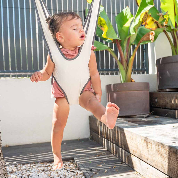Grâce à ce siège suspendu pour bébé équipé d’un sandow élastique, le tout-petit joue de son poids, tourne et sautille en toute sécurité. Confortablement installé dans son harnais sauteur  ZEBULETTE, et parfaitement soutenu, l’enfant explore la verticalité et passe de la simple station debout à ses tout premiers pas, de la façon la plus ludique qui soit.