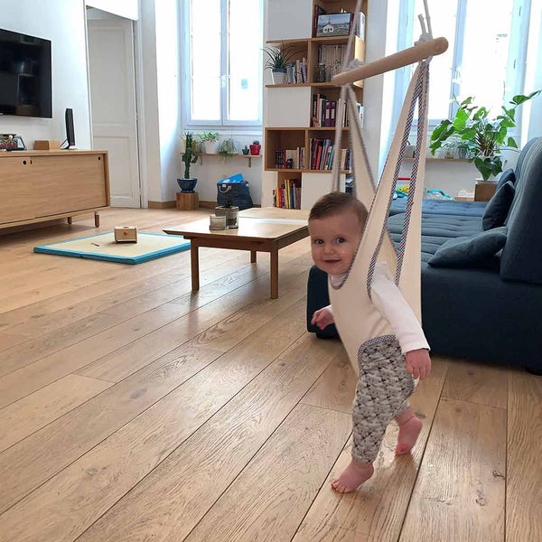 « Une réflexion a été mise en œuvre quant au questionnement de parents de petits garçons sur de possibles problèmes au niveau de leurs testicules : la suspension du siège sauteur ZEBULETTE se porte surtout au niveau du bassin et du pourtour des hanches laissant une pression minime au niveau périnéal et donc testiculaire. Ainsi, le harnais sauteur ZEBULETTE est déjà un « entraînement » à la marche, au vélo et aux autres activités physiques et sportives futures, comme l’équitation…."