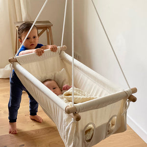 En position couchée, le dos de bébé est légèrement arrondi et non à plat comme dans un lit ou un berceau classique. La transition de la position fœtale vers le monde des grands peut donc se faire tout en douceur en respectant la physiologie du nouveau-né. Bébé est parfaitement soutenu de tous côtés par la toile souple du Zébul’hamac. Cette sensation procure bien-être au tout-petit et tout particulièrement au prématuré : cet environnement « cocon » rappelle l’utérus maternel.