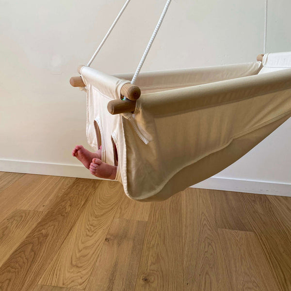 Le hamac pour bébé ZEBUL’HAMAC se place en hauteur, le point le plus bas de la toile du hamac à 80 cm du sol environ, de façon à ce que le bébé nouveau-né entende les bruits mais ne soit pas dans les courants d’air, ne soit pas près des poussières, ne soit pas près des animaux s’il y en a, et ne soit pas sollicité par les personnes qui évoluent près de lui.