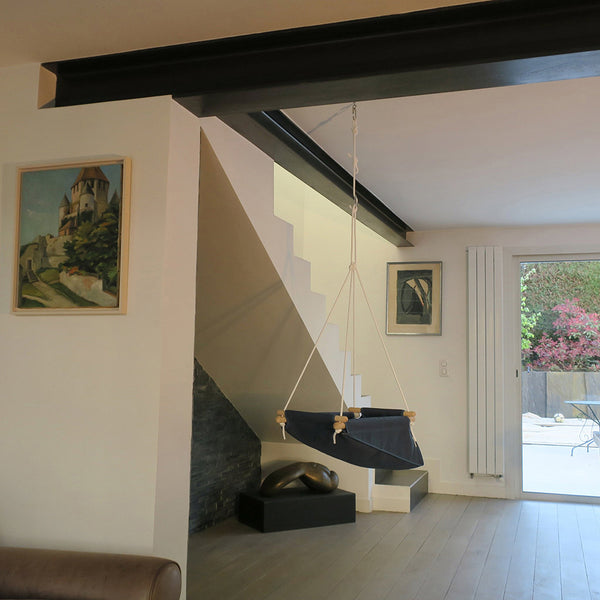 Le hamac pour bébé ZEBUL’HAMAC remplace le couffin et le transat ; la dimension de couchage intérieur est de 60 cm, comme la dimension d’un couffin ; cela veut dire que le bébé peut tenir allongé pendant 6 mois ; le hamac pour bébé ZEBUL’HAMAC  joue aussi le rôle du transat, que l’on déplace de pièce en pièce dans la maison : grâce à l’équerre de porte qui est proposée en option et fabriquée sur-mesure pour le ZEBULHAMAC, le ZEBUL’HAMAC est nomade, et peut être suspendu sur toutes les portes de la maison. 