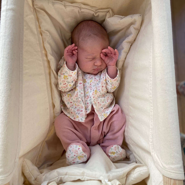 En position couchée, le dos de bébé est légèrement arrondi et non à plat comme dans un lit ou un berceau classique. La transition de la position fœtale vers le monde des grands peut donc se faire tout en douceur en respectant la physiologie du nouveau-né. Bébé est parfaitement soutenu de tous côtés par la toile souple du Zébul’hamac. Cette sensation procure bien-être au tout-petit et tout particulièrement au prématuré : cet environnement « cocon » rappelle l’utérus maternel.