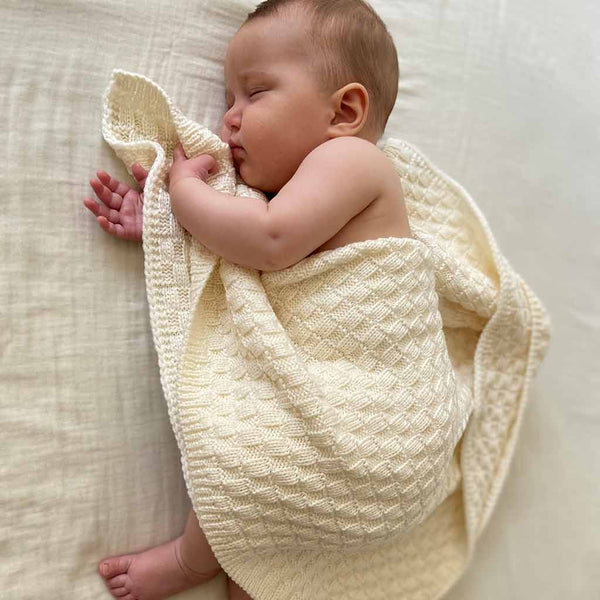 Fibre naturelle et écologique, la laine garantit un sommeil sain. Isolante, la laine va protéger le bébé du chaud comme du froid. De par sa structure, la laine est régulatrice de l’humidité dégagée par notre corps, et cela est particulièrement important quand on parle de bébés car les bébés transpirent beaucoup. La couverture en pure laine mérinos pour bébé tricotée en France de la marque PETITE PLANETE est  un cadeau de naissance idéal.