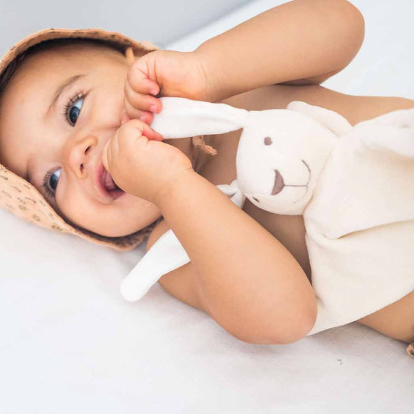 un bébé met à la bouche un doudou bio made in France Petite Planète