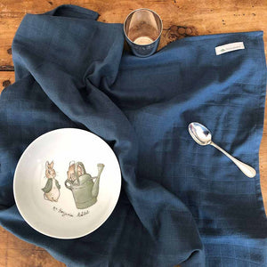 De la naissance à l’âge de 2 ans, cette Grande Serviette de Table pour Bébé sera votre plus fidèle compagnon dans votre parcours de vie de parent. La Grande Serviette de Table pour Bébé est fabriquée en France. Marque PETITE PLANETE. 100% gaze de coton bio. 80x70 cm. (sans danger pour la peau)