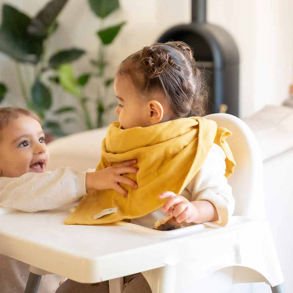 Elle vous sera très utile à vous aussi, dès la naissance, pour protéger votre épaule quand vous y placez votre nourrisson pour le rassurer ou l'aider à digérer. La Grande Serviette de Table pour Bébé est fabriquée en France. Marque PETITE PLANETE. 100% gaze de coton bio. 80x70 cm. (sans danger pour la peau)