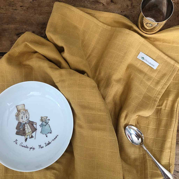 De la naissance à l’âge de 2 ans, cette Grande Serviette de Table pour Bébé sera votre plus fidèle compagnon dans votre parcours de vie de parent. La Grande Serviette de Table pour Bébé est fabriquée en France. Marque PETITE PLANETE. 100% gaze de coton bio. 80x70 cm. (sans danger pour la peau)