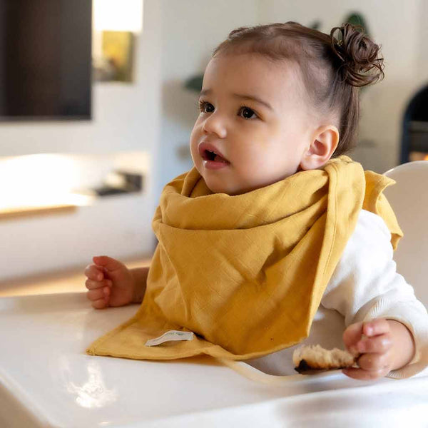 Une Grande Serviette de Table pour Bébé qui peut protéger ses vêtements à l’heure du repas, quand il est à l'âge farceur où il souffle sur la cuillère et aime s’en mettre partout quand il mange. . Elle mesure 80 x 70 cm. Fabriquée en France, marque PETITE PLANETE. 100% gaze de coton bio. Teinture labellisée öko-tex 100. (sans danger pour la peau)