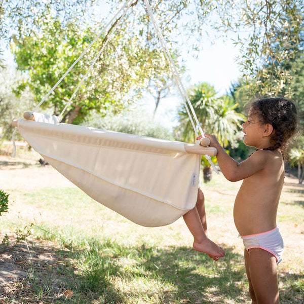 Dans le jardin, le hamac pour bébé ZEBUL’HAMAC est idéal, positionné en hauteur et protégé par sa moustiquaire ; le bébé est au calme, à l’air, et sous la protection de la moustiquaire. Le hamac pour bébé est un produit qui a sa place dans la maison, mais aussi dans le jardin ; il est Indoor et Outdoor. Installer le ZEBUL’HAMAC dans un jardin est facile si on a une branche d’arbre pour entourer la branche avec la corde et fermer avec le mousqueton qui est livré avec le hamac.