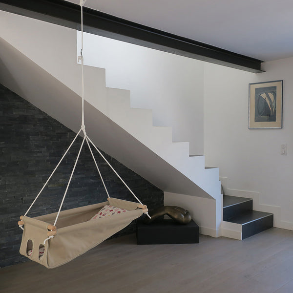 Le hamac pour bébé ZEBUL’HAMAC se place en hauteur, le point le plus bas de la toile du hamac à 80 cm du sol environ, de façon à ce que le bébé nouveau-né entende les bruits mais ne soit pas dans les courants d’air, ne soit pas près des poussières, ne soit pas près des animaux s’il y en a, et ne soit pas sollicité par les personnes qui évoluent près de lui.