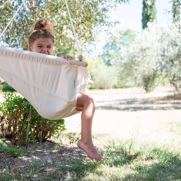 A partir de l’âge de la marche, le ZEBUL’HAMAC peut être utilisé en balançoire près du sol, ou en transat éloigné du sol si on cherche à reposer son enfant. Plus le hamac est positionné haut, moins l’enfant est sollicité, et plus il trouve la sérénité et le sommeil ; ce qui peut être très utile au parent qui vient de récupérer son enfant (fatigué) après sa journée de travail, et qui doit préparer un dîner alors qu’il est lui-même fourbu.