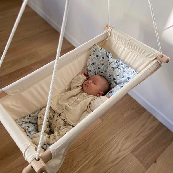 Le hamac pour bébé ZEBUL’HAMAC remplace le couffin et le transat ; la dimension de couchage intérieur est de 60 cm, comme la dimension d’un couffin ; cela veut dire que le bébé peut tenir allongé pendant 6 mois ; le hamac pour bébé ZEBUL’HAMAC  joue aussi le rôle du transat, que l’on déplace de pièce en pièce dans la maison : grâce à l’équerre de porte qui est proposée en option et fabriquée sur-mesure pour le ZEBULHAMAC, le ZEBUL’HAMAC est nomade, et peut être suspendu sur toutes les portes de la maison. 