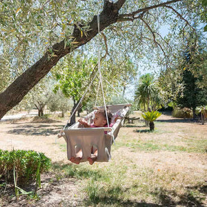 Dans le jardin, le hamac pour bébé ZEBUL’HAMAC est idéal, positionné en hauteur et protégé par sa moustiquaire ; le bébé est au calme, à l’air, et sous la protection de la moustiquaire. Le hamac pour bébé est un produit qui a sa place dans la maison, mais aussi dans le jardin ; il est Indoor et Outdoor. Installer le ZEBUL’HAMAC dans un jardin est facile si on a une branche d’arbre pour entourer la branche avec la corde et fermer avec le mousqueton qui est livré avec le hamac.