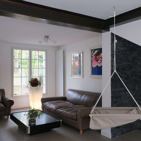 Fixer le ZEBUL’HAMAC au plafond nécessite de percer le plafond, sachant qu’un crochet avec un pas de vis de 3cm de long et 5mm de diamètre est suffisant ; donc ce n’est pas un gros crochet. Il faut se poser la question de la composition de son plafond et aller chercher le fonds dur du plafond pour y placer la cheville et le crochet. Pour les faux-plafonds il existe des vis spéciales. Pour les plafonds en brique creuse il existe des résines adaptées. (Se faire conseiller par un professionnel)