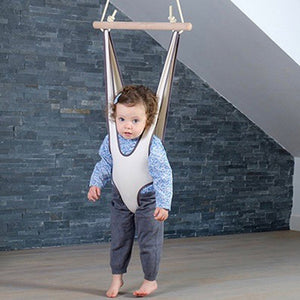 La tension de l’élastique s’adapte au poids de l’enfant ; seules les pointes de pied du bébé doivent effleurer le sol au repos. Le système de corde est équipé d’un « huit » de réglage qui permet de moduler la longueur de la corde. Le bébé est parfaitement soutenu et il ne force pas sur ses jambes. Le siège sauteur ZEBULETTE est conforme à la norme NF-EN 14036 –Le harnais sauteur ZEBULETTE s’utilise à l’âge où le bébé se tient debout tout seul. Maximum 11 kg (environ 15 mois)