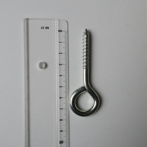 Le crochet qui convient pour la fixation du ZEBUL’HAMAC au plafond ou sur une poutre est celui-ci : la boucle doit être fermée, ce qui évite tout risque de sortie de la corde en cas de fort balancement ; la longueur du pas de vis (partie à visser) est de 3 cm ; le diamètre de la vis est de 5 mm. Le crochet doit être vissé verticalement et pas horizontalement.