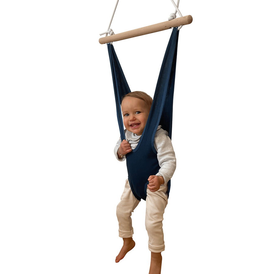 La tension de l’élastique s’adapte au poids de l’enfant ; seules les pointes de pied du bébé doivent effleurer le sol au repos. Le système de corde est équipé d’un « huit » de réglage qui permet de moduler la longueur de la corde. Le bébé est parfaitement soutenu et il ne force pas sur ses jambes. Le siège sauteur ZEBULETTE est conforme à la norme NF-EN 14036 –Le harnais sauteur ZEBULETTE s’utilise à l’âge où le bébé se tient debout tout seul. Maximum 11 kg (environ 15 mois)